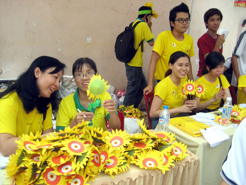 5,000 young people join hands for child cancer patients